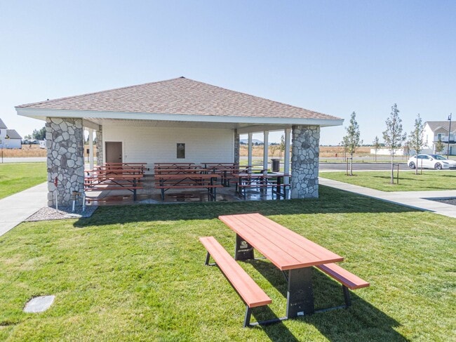 Building Photo - 3 bed, 2.5 bath Summerfield Townhome found in Rexburg! BRAND NEW PAINT THROUGHOUT!!!!