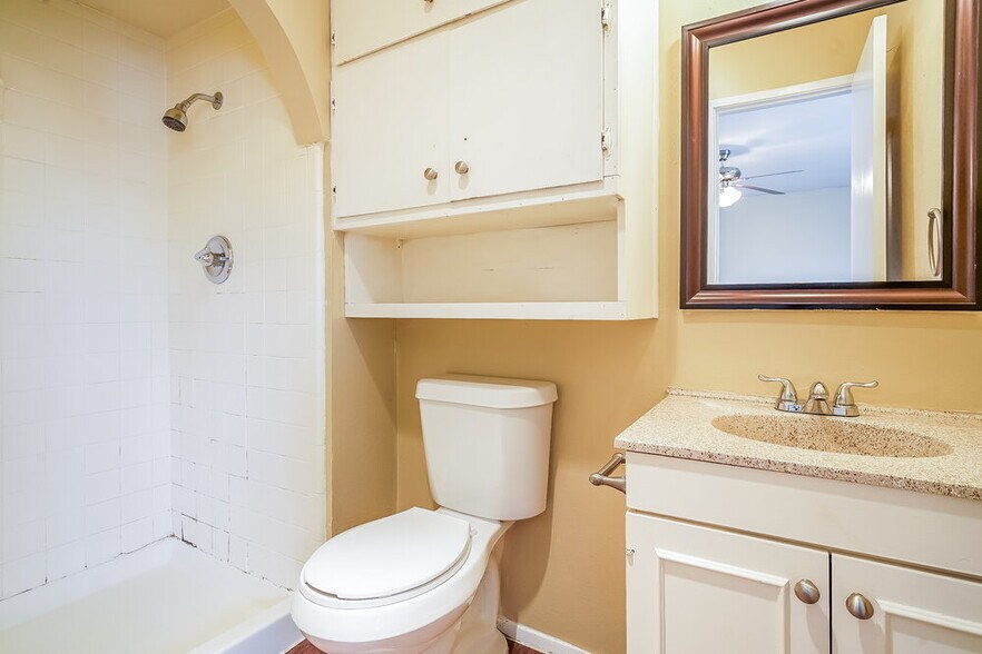 Building Photo - 3214 Greentree Dr