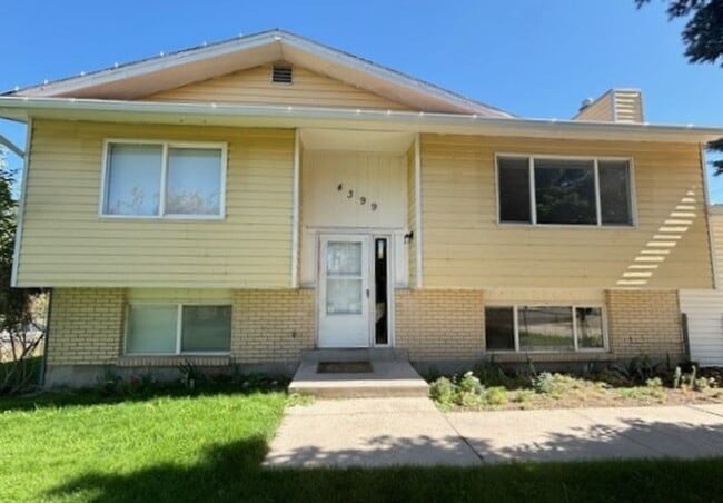 Primary Photo - Beautiful Home with Nice Fenced Yard - 1 C...