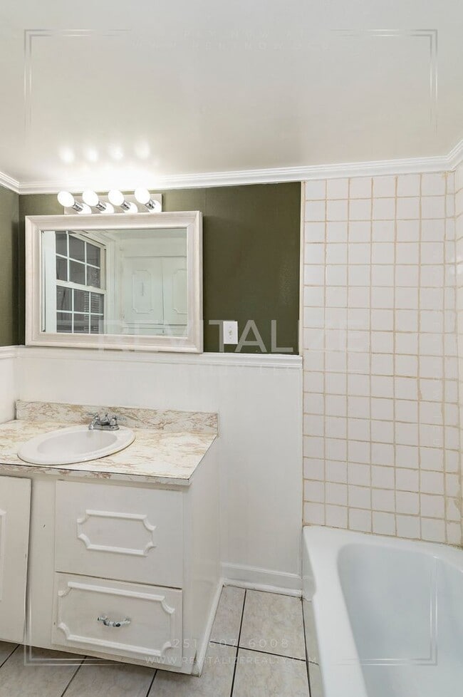 Building Photo - Adorable 3 Bed 2 Bath Cottage with Double ...