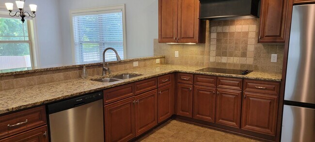 Building Photo - Stunning 4-Bedroom, 3.5-bath Home in the P...