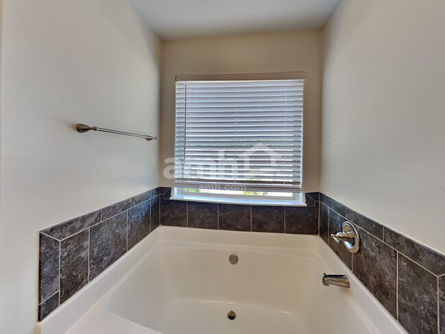 Building Photo - 216 Leland Ln