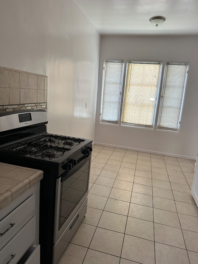 Building Photo - 3207 W 43rd Pl