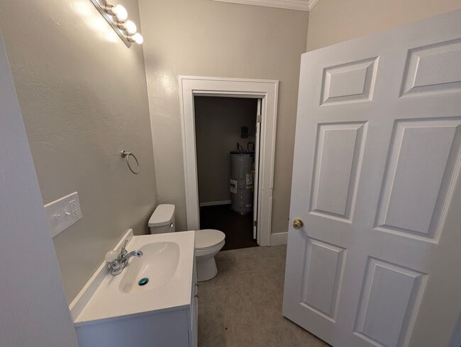 Building Photo - Spacious 3/4 Bedroom