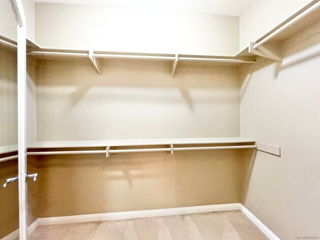 Building Photo - 3857 Pell Plz