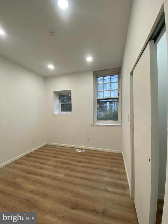 Building Photo - 260 W Johnson St