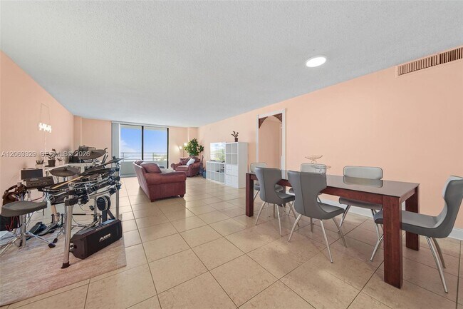 Building Photo - 2500 Parkview Dr