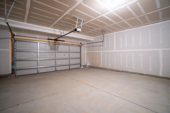 Building Photo - Stunning New Smart Home Palisades Area!