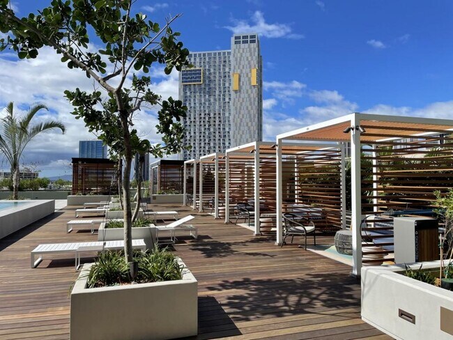 Building Photo - 987 Queen St