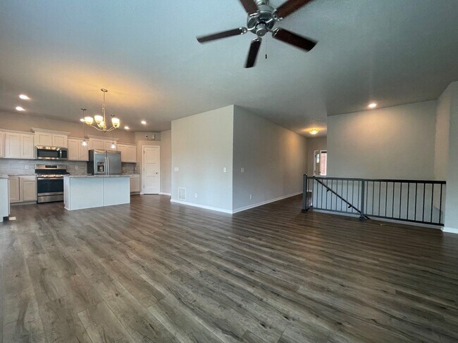 Building Photo - Large Home in Bellevue for Rent!