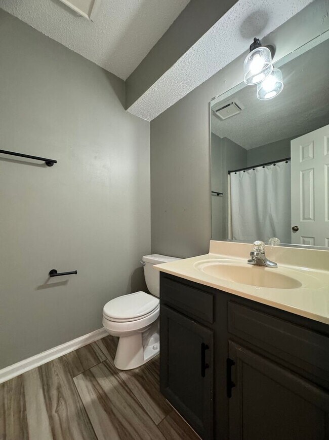 Building Photo - 2BR 2BA Condo beside Greenway