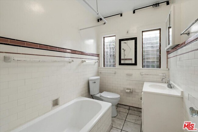 Building Photo - 715 N Harper Ave