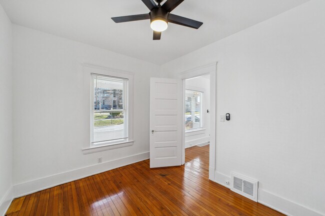 Building Photo - 1356 W 58th St