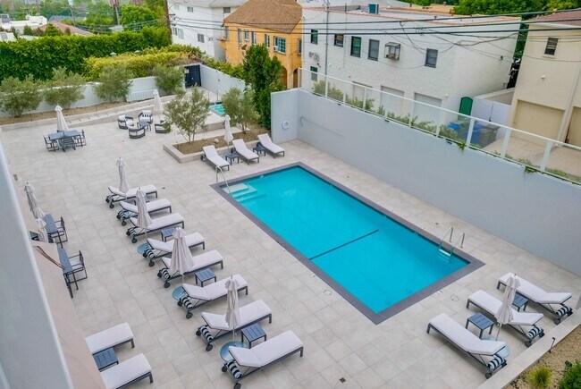 Building Photo - 999 N Doheny Dr