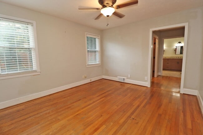 Building Photo - Updated 3 bedroom 2.5 bath home in Sherwood Forest