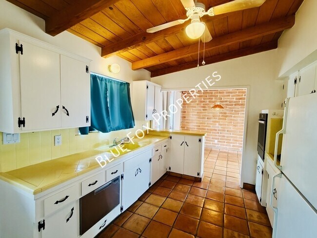 Building Photo - 633 N Avenida Calma