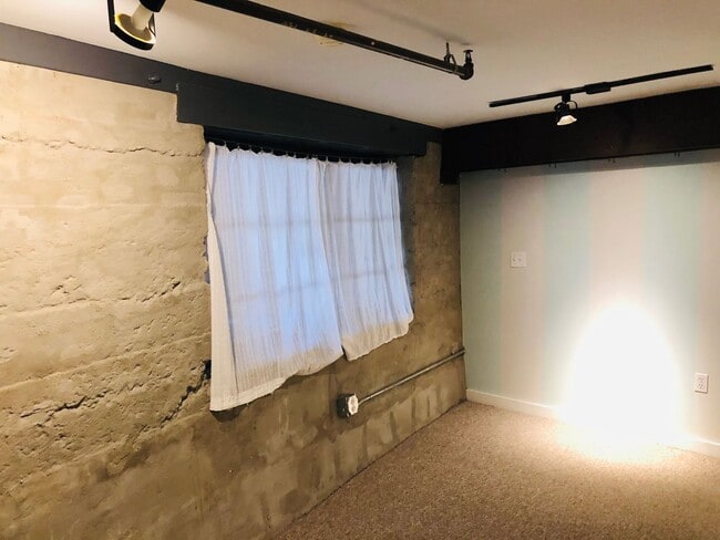 Building Photo - BEAUTIFUL 2 BEDROOM 2 BATH DOWNTOWN SLC HO...