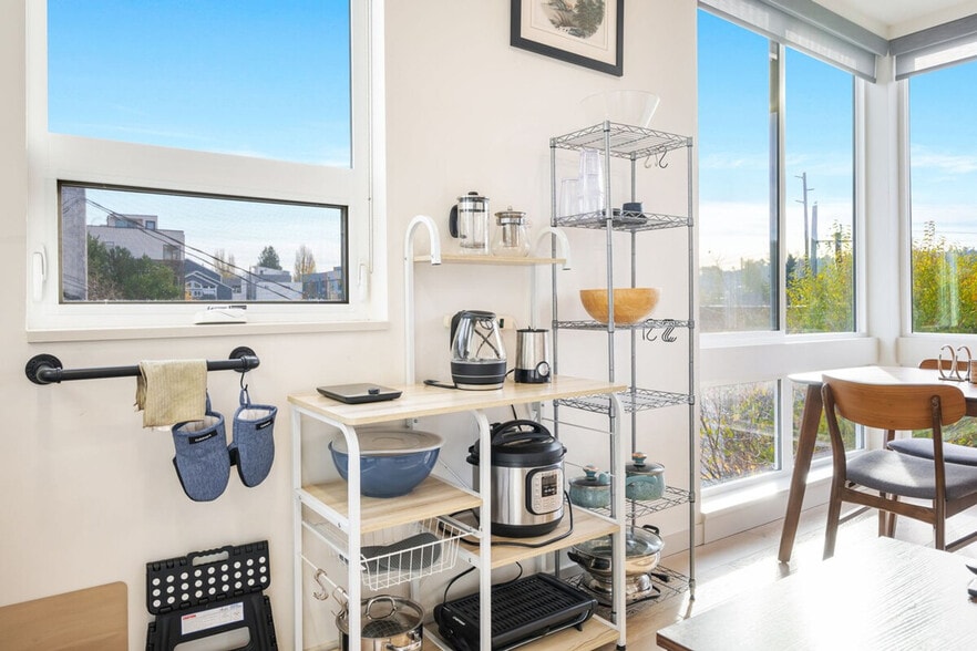 Building Photo - 3900 NW Leary Wy