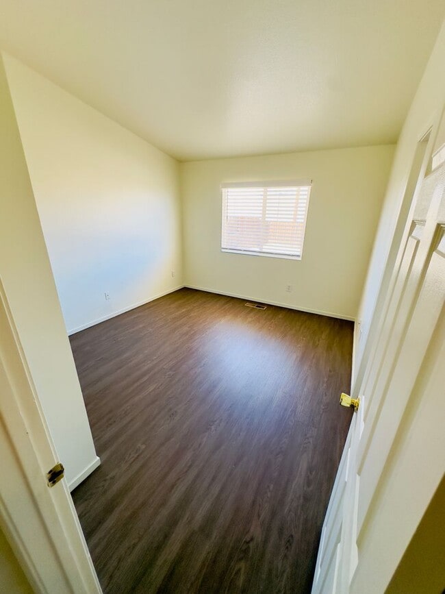Building Photo - Cozy near Golf Course, lvp flooring, low m...