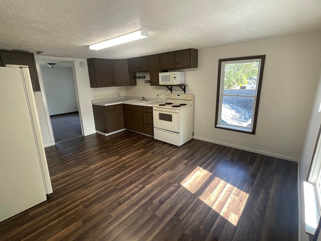 Building Photo - 560 8th Ave N