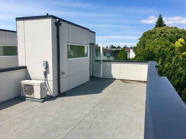 Building Photo - Stunning Town Home with Views of the Sound!