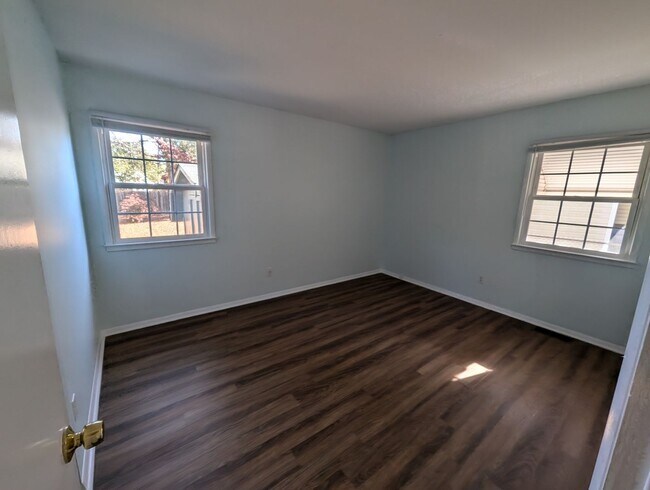 Building Photo - 1208 Somerset Rd