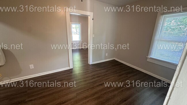 Building Photo - $525- 1 bed 1 bath - Duplex located in the Sunflower neighborhood