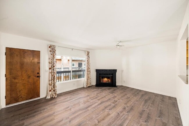 Building Photo - Fabulous University Heights location!