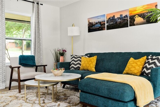 Building Photo - 11807 Oakwood Dr