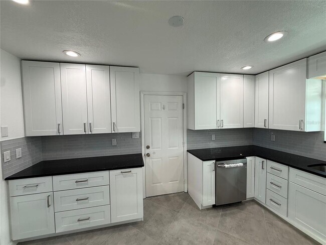 Building Photo - 15573 Bedford Cir E