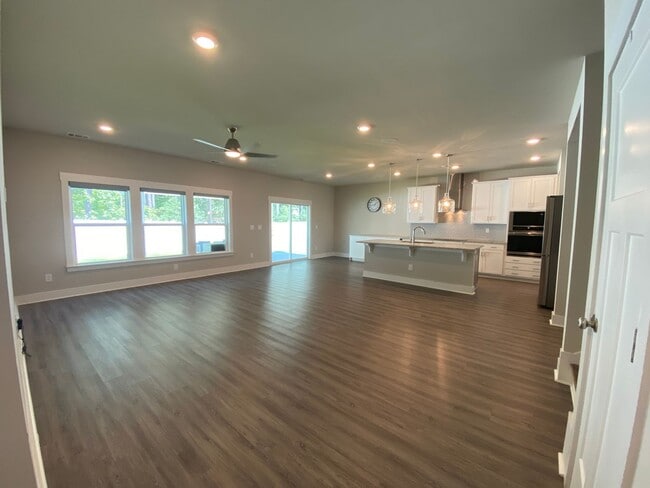 Building Photo - 5 bedrooms 3 bathroom Smart Home