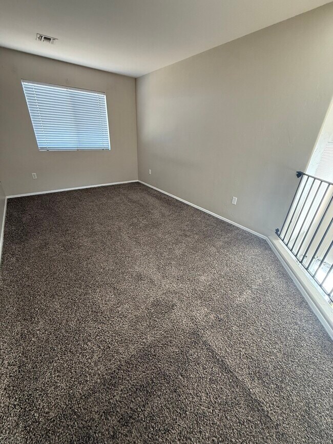 Building Photo - HOUSE FOR RENT