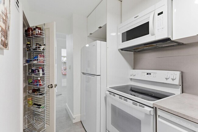 Building Photo - 3000 Riomar St