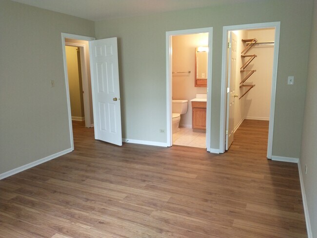 Building Photo - 936 Surrey Dr