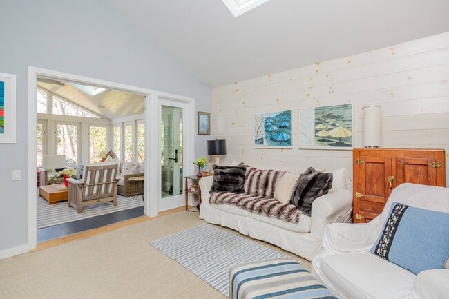 Building Photo - 1137 Springs Fireplace Rd