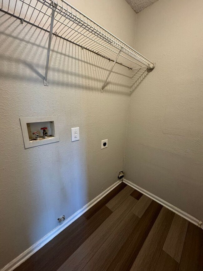 Building Photo - Spacious 3-Bed Duplex with Garage