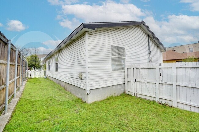 Building Photo - 5712 Hudson St