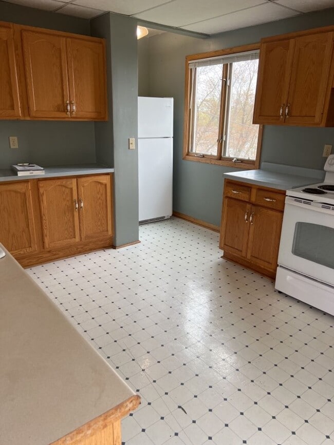 Building Photo - AVAILABLE JUNE - 5 Bed 2 Bath In East Hillside