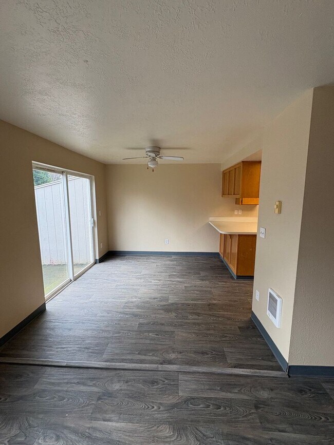 Building Photo - 00720-1096/1098 W. Regis St.