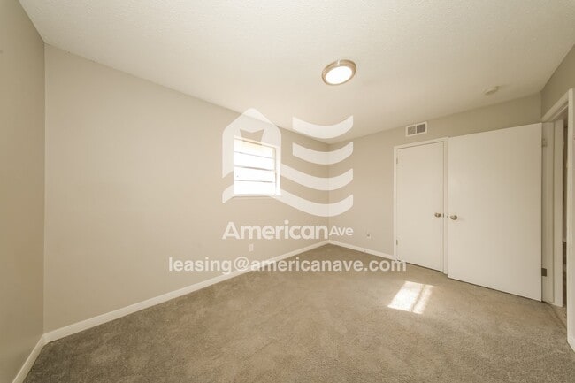 Building Photo - 920 W Idylwild Dr