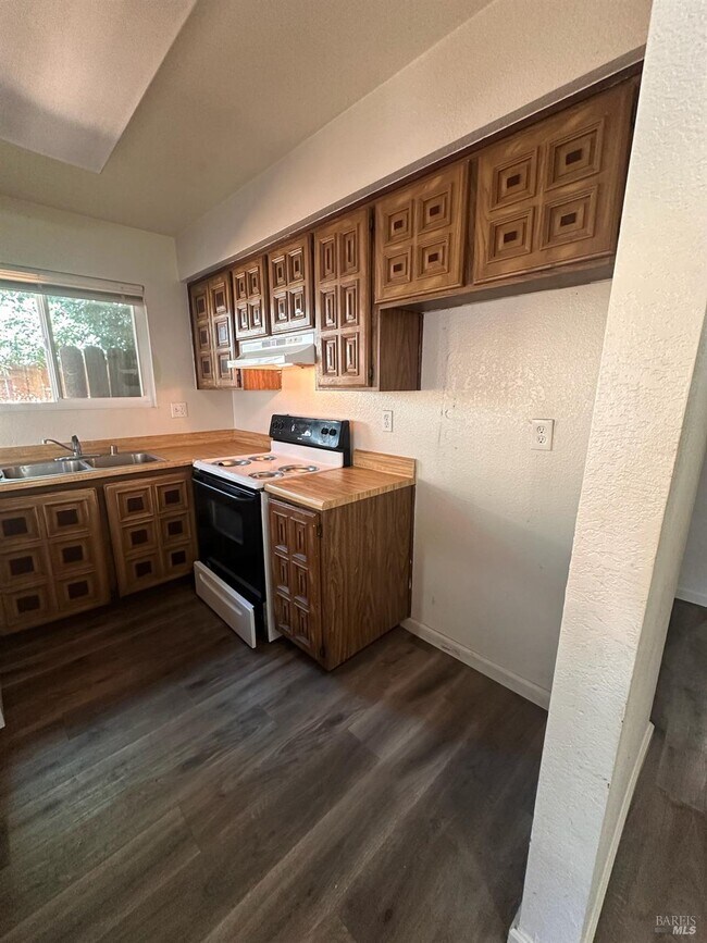 Building Photo - 437 Ellesmere Dr