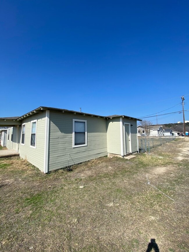 Building Photo - Charming newly renovated 3 bedroom 2 bath home