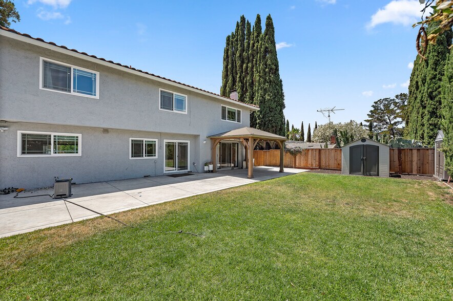 Building Photo - 3661 Slopeview Dr