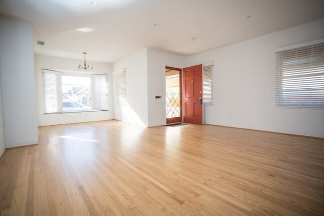 Building Photo - Prime Old Town Orange location