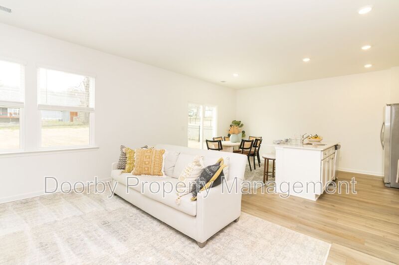 Building Photo - 114 Saddlebred Wy