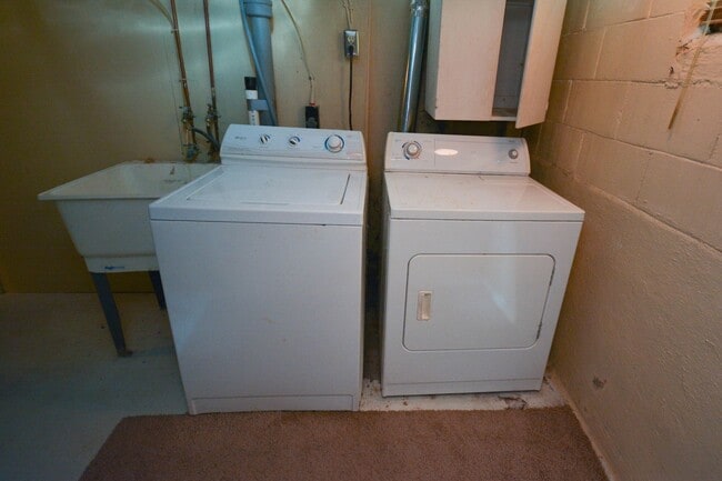 Building Photo - 3 bedroom home on corner lot with beautiful hardwood floors!