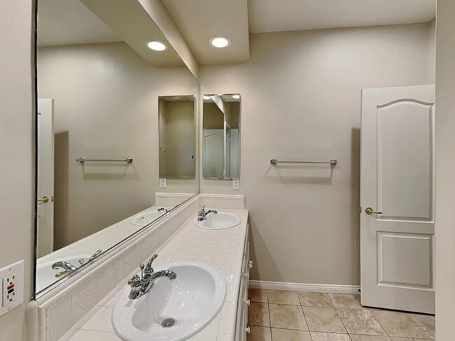 Building Photo - 28411 Hidden Hills Dr