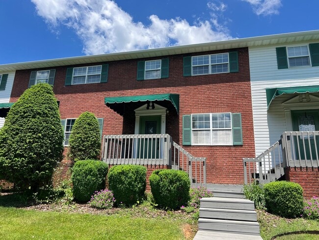 Building Photo - AVAILABLE April  2026! Secluded 2 bedroom Condo, Located minutes to Downtown JC & ETSU