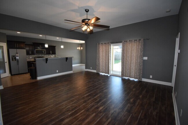 Building Photo - 4 Bedroom 2 Bath Pet Friendly Home For Rent!