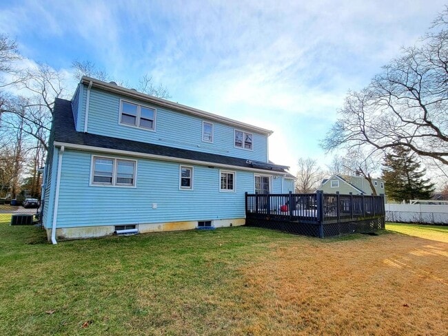 Building Photo - 67 Plum St